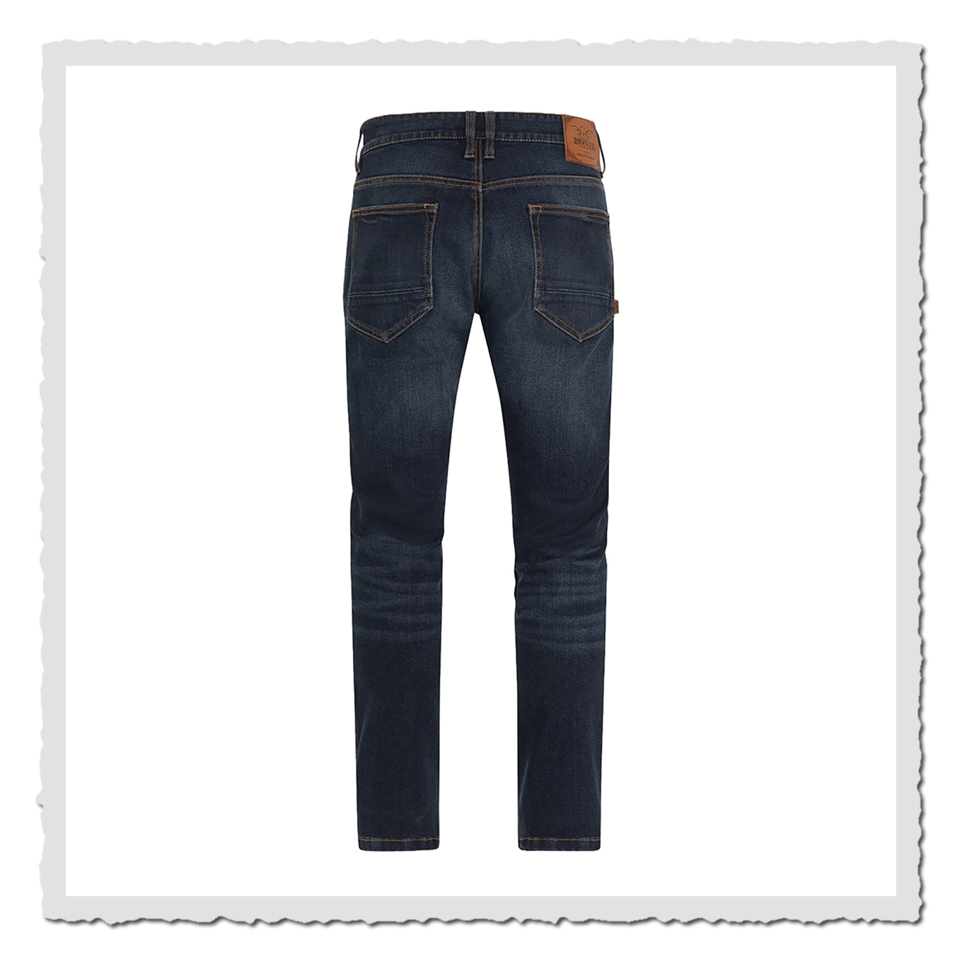 Dunkelblaue Jeans in gerader Rückansicht mit zwei Taschen und braunem Etikett am oberen Bund.